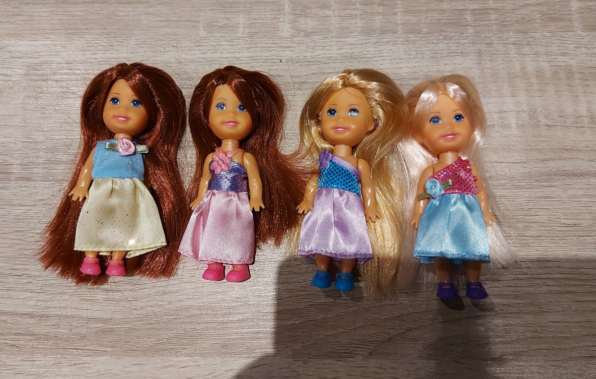 Illustration de Lot de 4 petites poupées barbie👌 