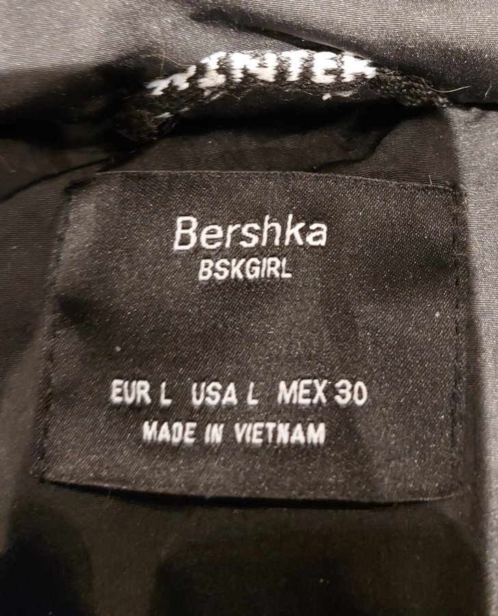 Illustration de Comme neuve doudoune Bershka L noire 😀 