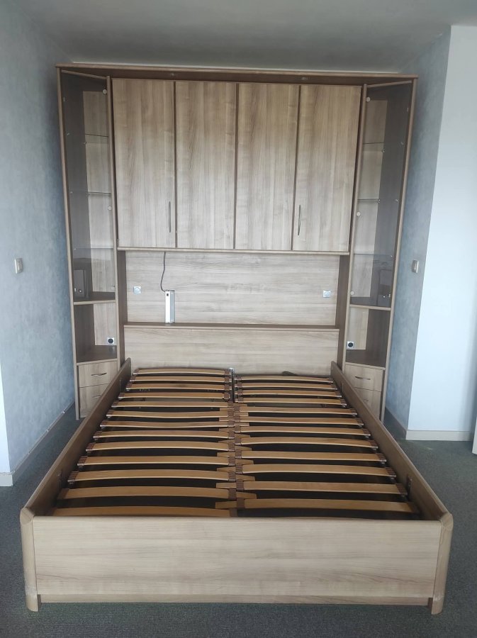 Illustration de LIT AVEC ARMOIRES ET VITRINES 