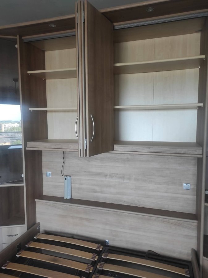 Illustration de LIT AVEC ARMOIRES ET VITRINES 