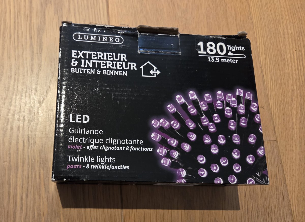 Illustration de Guirlande LED violette 
