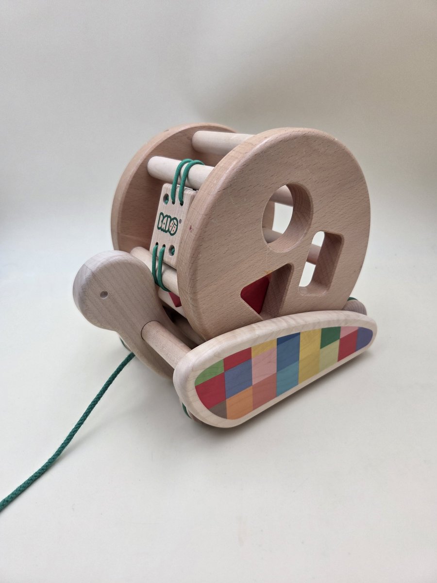 Illustration de Jouet à formes en bois - escargot à tirer 