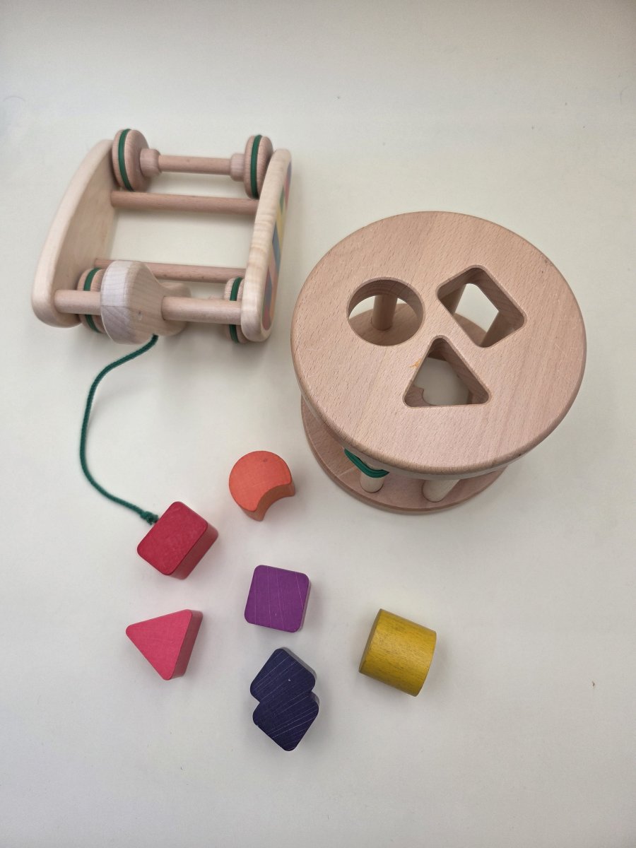 Illustration de Jouet à formes en bois - escargot à tirer 