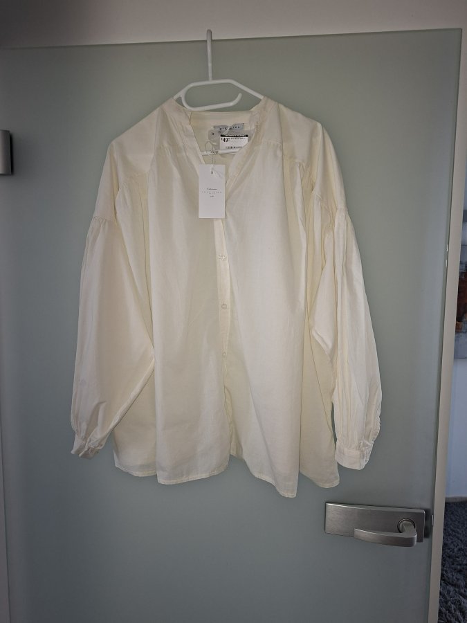 Illustration de Belle blouse pour femme - taille unique 