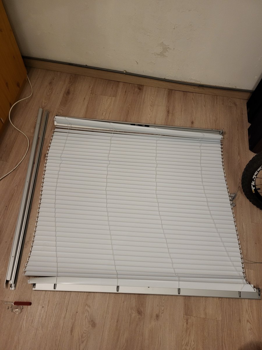 Illustration de Store Velux vénitien blanc Velux GGL SK06 