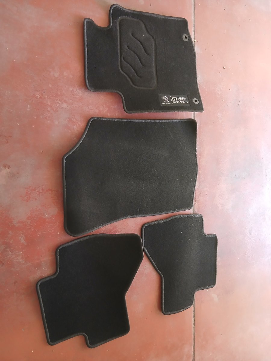 Illustration de Tapis de sol voiture 