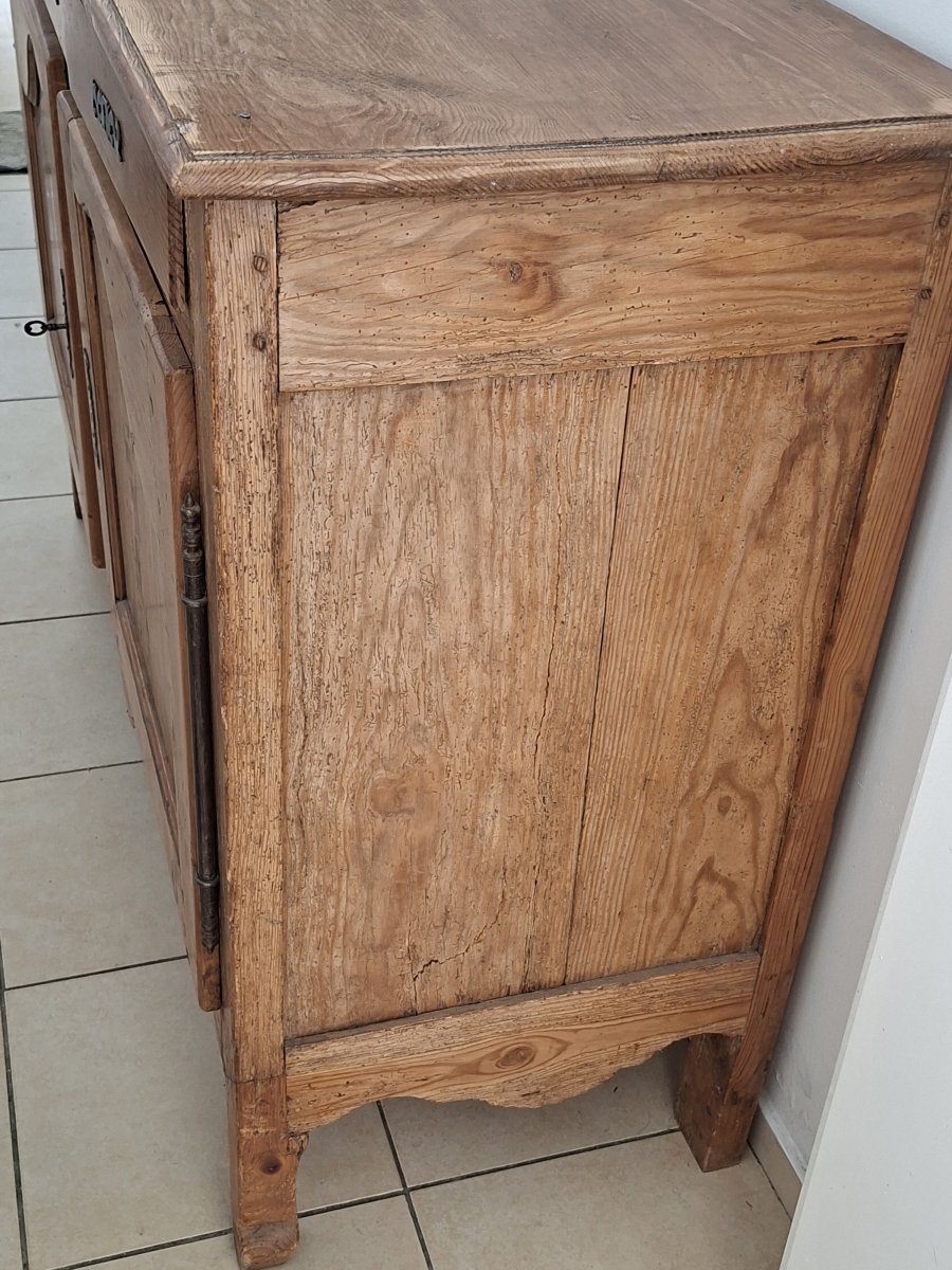 Illustration de Armoire authentique dotée de belles charnières en fer 