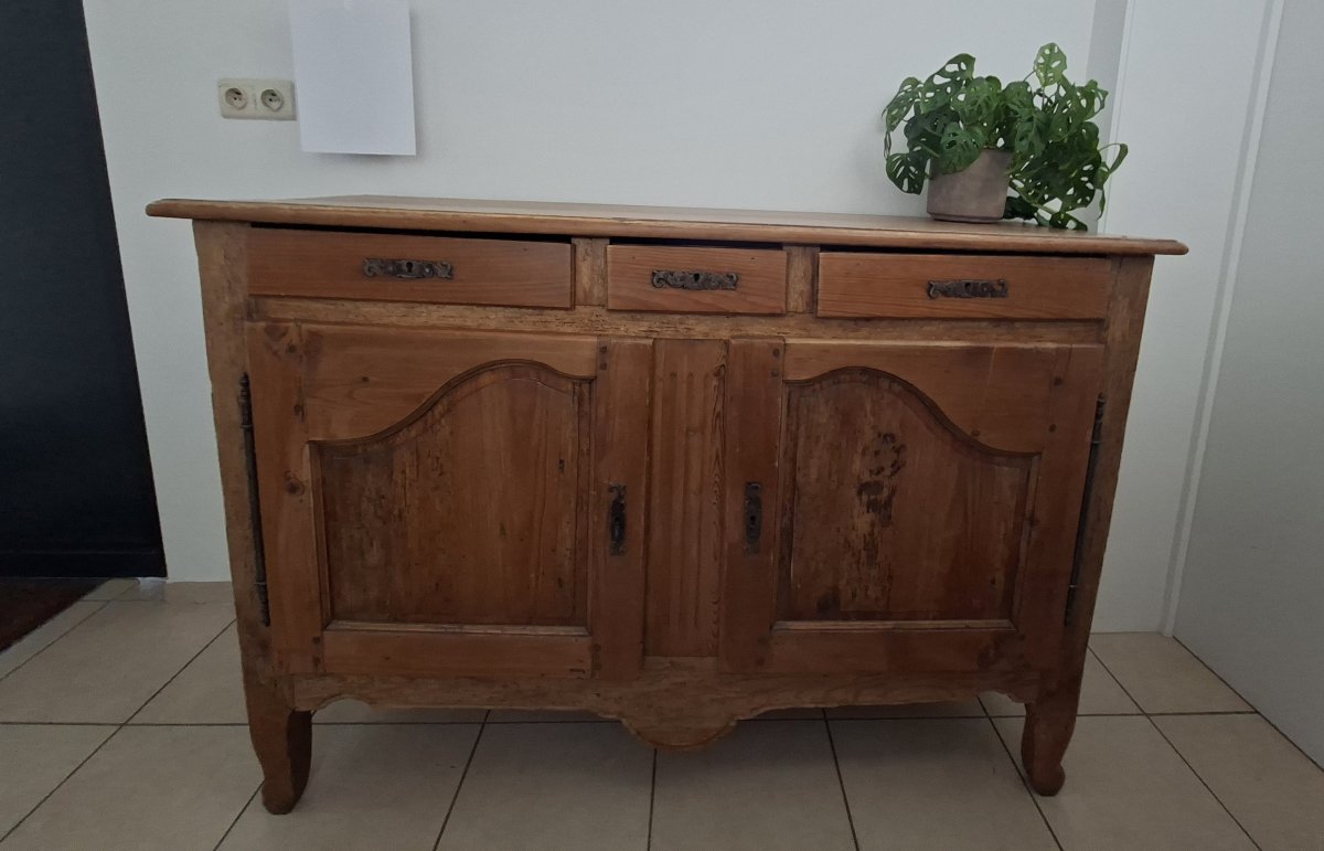 Illustration de Armoire authentique dotée de belles charnières en fer 