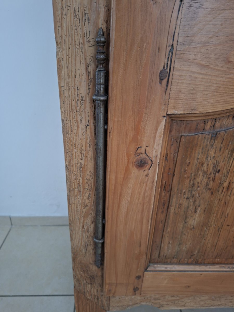 Illustration de Armoire authentique dotée de belles charnières en fer 