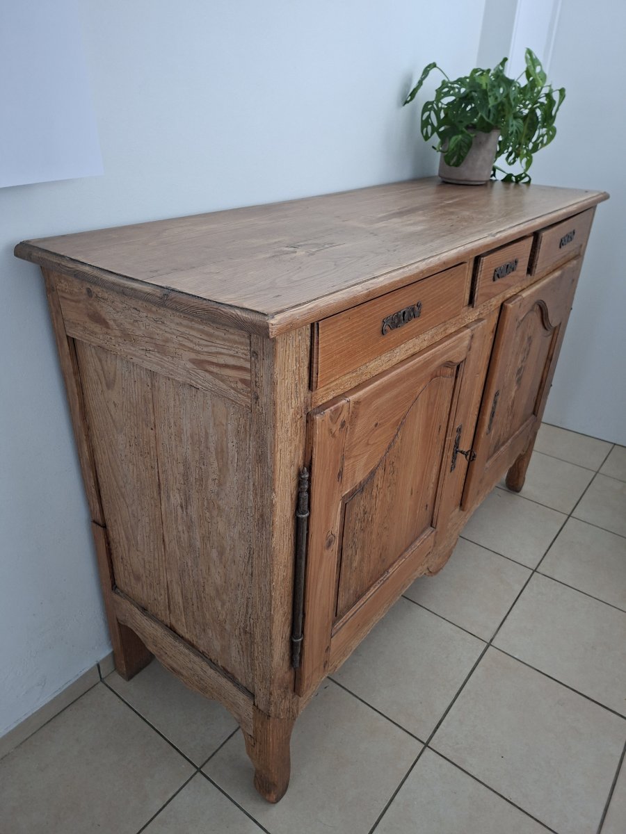 Illustration de Armoire authentique dotée de belles charnières en fer 