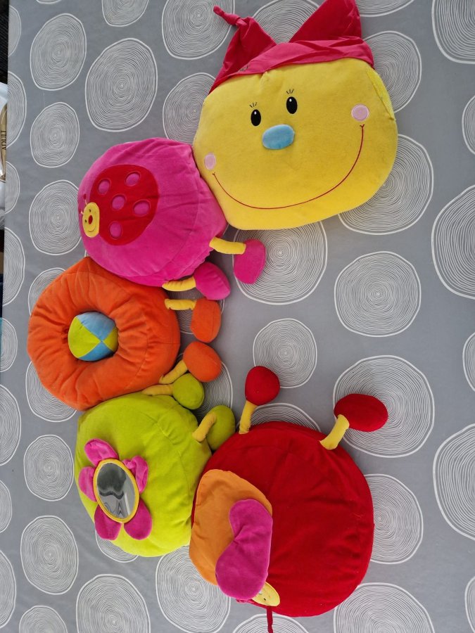 Illustration de Farandole de coussins Joséphine Lilliputiens 