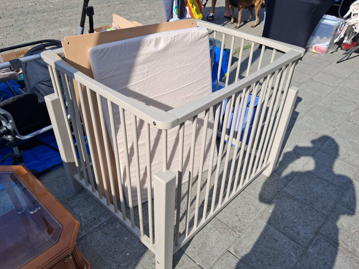 Illustration de Parc bébé avec matelas 