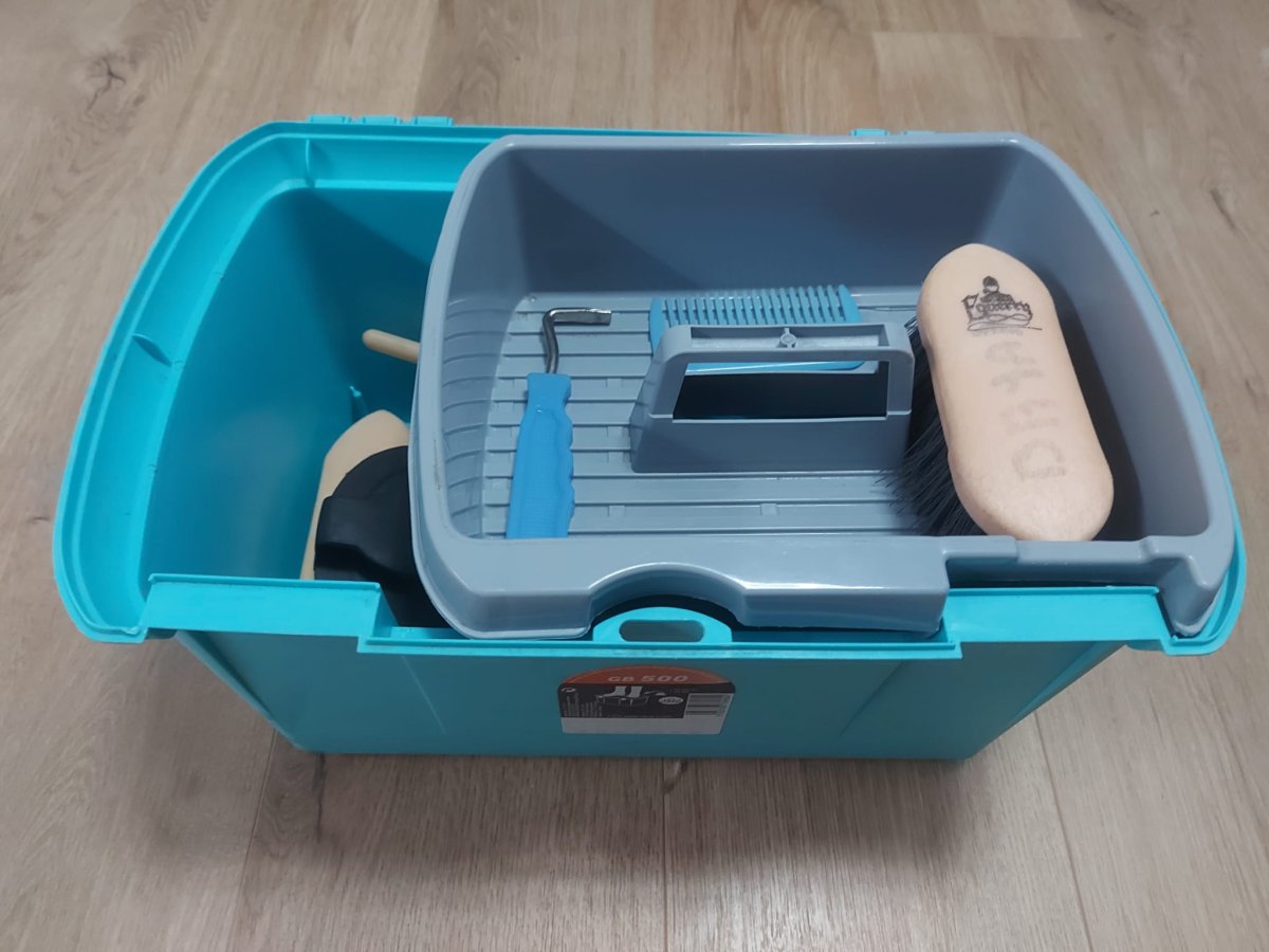 Illustration de Boîte de pansage avec matériel 