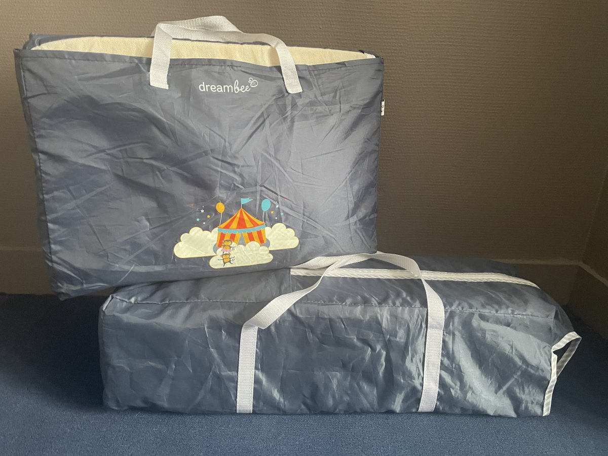 Illustration de Lit parapluie + matelas et moustiquaire 