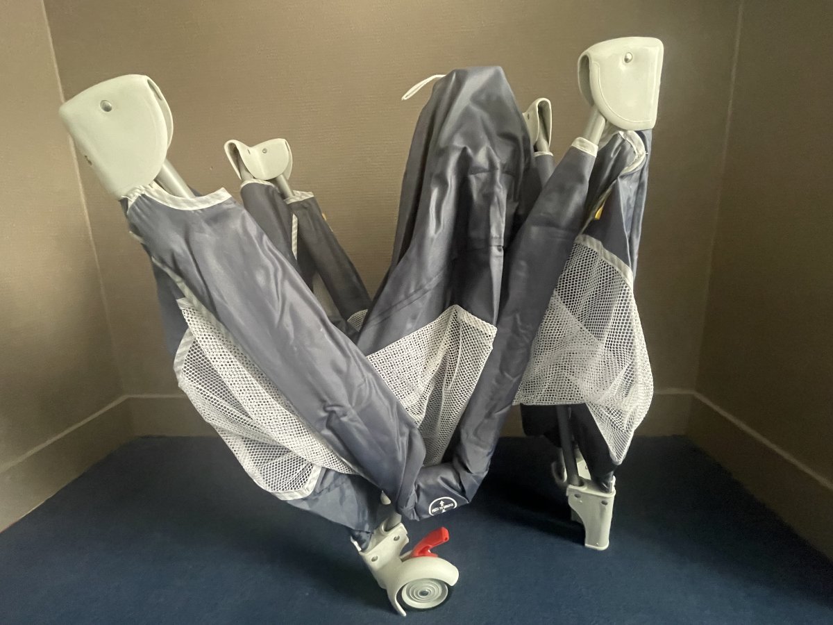 Illustration de Lit parapluie + matelas et moustiquaire 