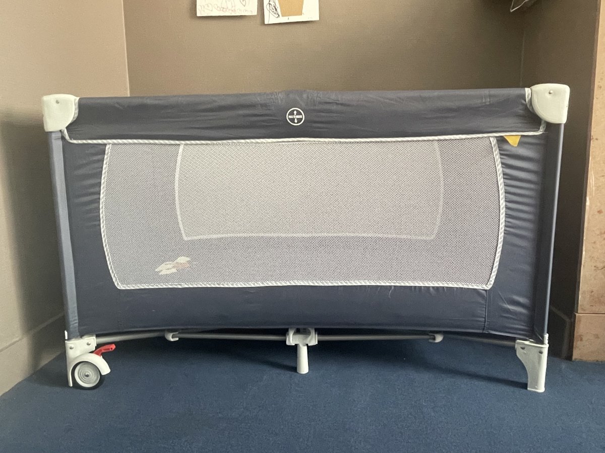 Illustration de Lit parapluie + matelas et moustiquaire 