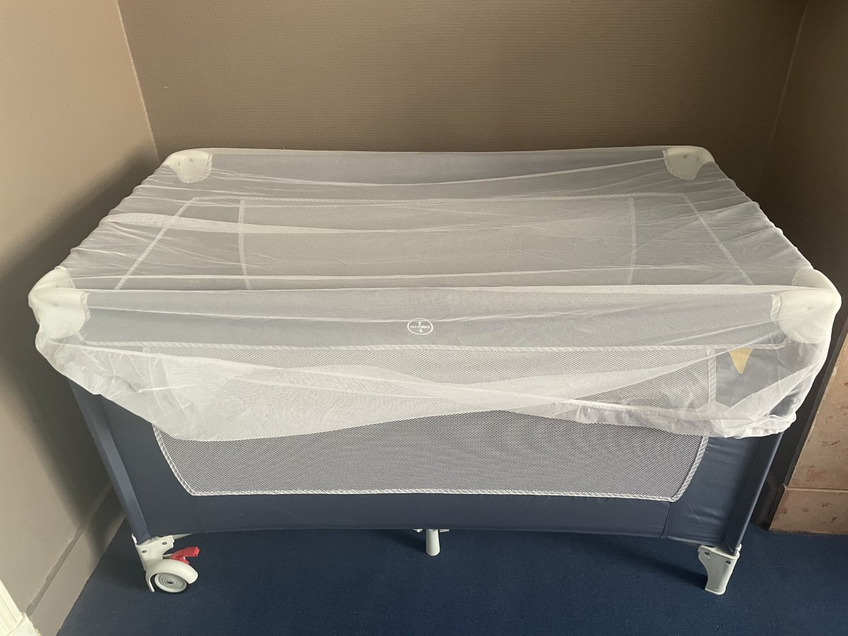 Illustration de Lit parapluie + matelas et moustiquaire 