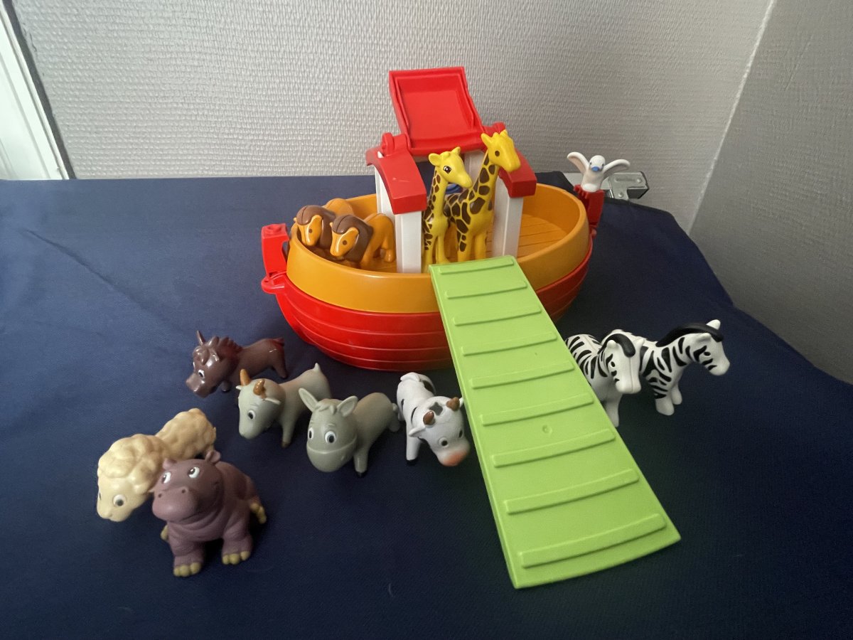 Illustration de Arche de Noé + animaux 