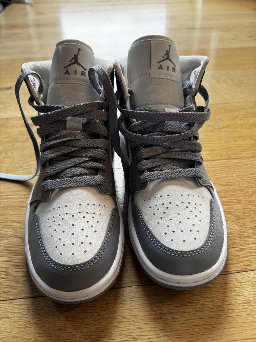 Illustration de Nike Air Jordan 1 Mid, pointure 36,5. 