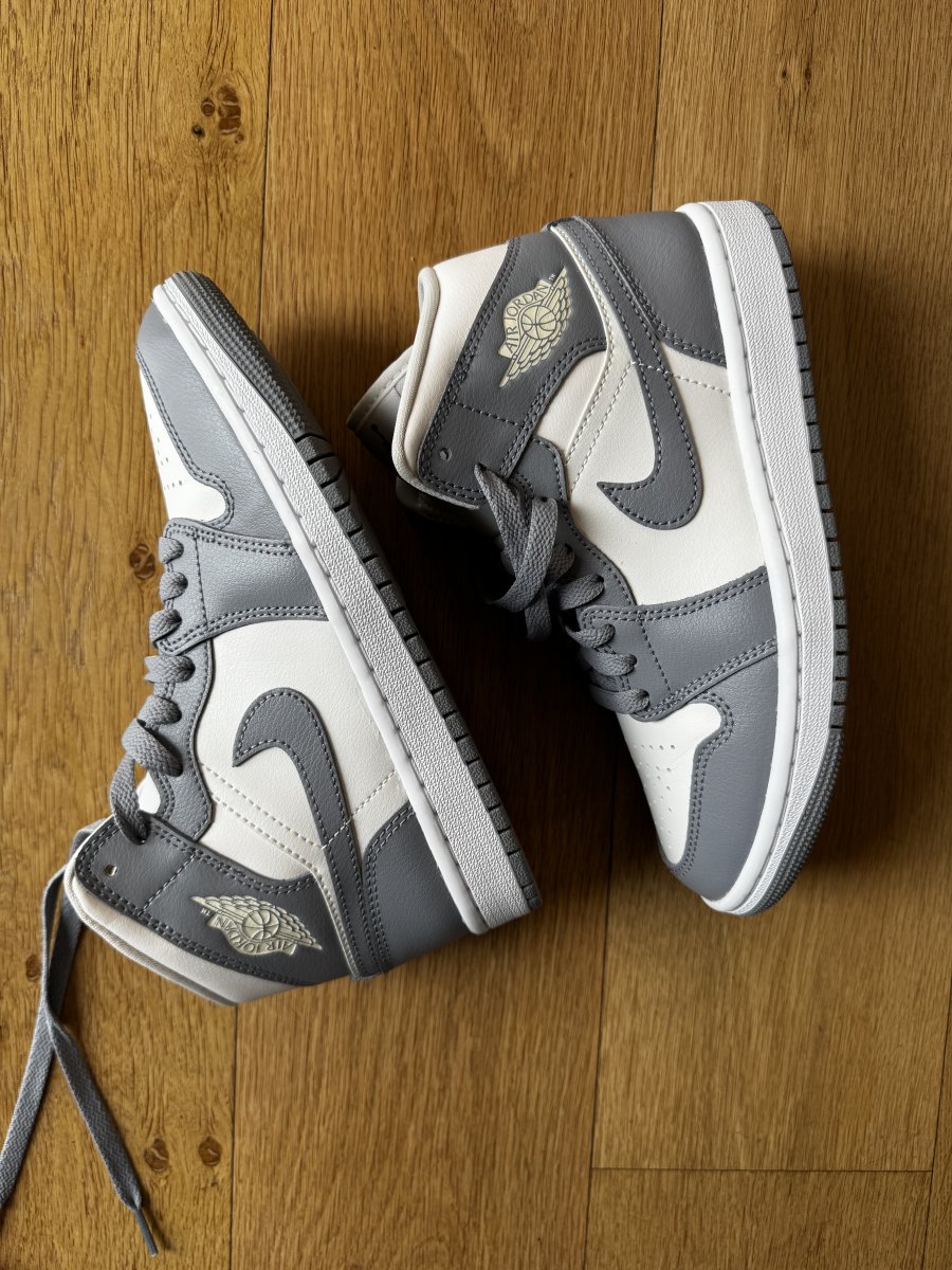 Illustration de Nike Air Jordan 1 Mid, pointure 36,5. 