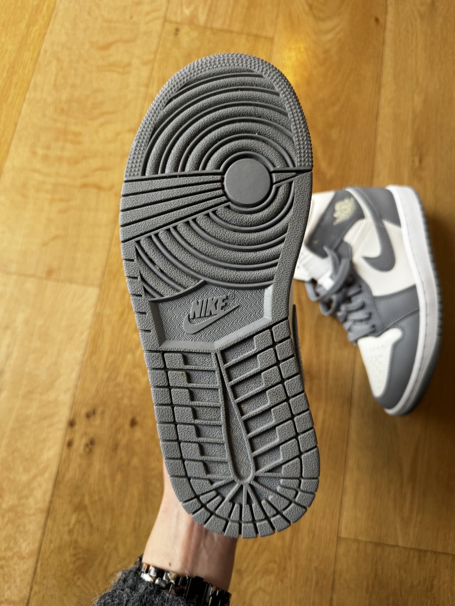 Illustration de Nike Air Jordan 1 Mid, pointure 36,5. 