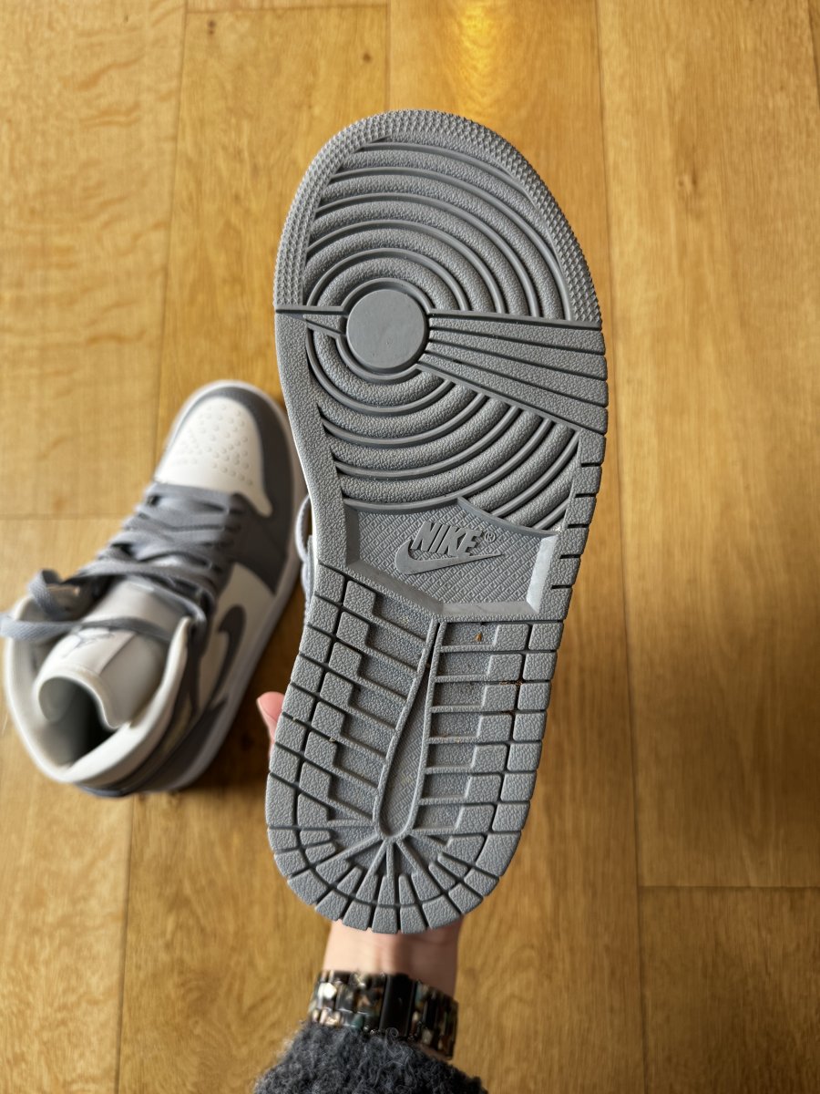 Illustration de Nike Air Jordan 1 Mid, pointure 36,5. 