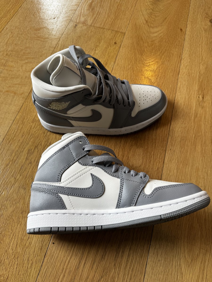 Illustration de Nike Air Jordan 1 Mid, pointure 36,5. 