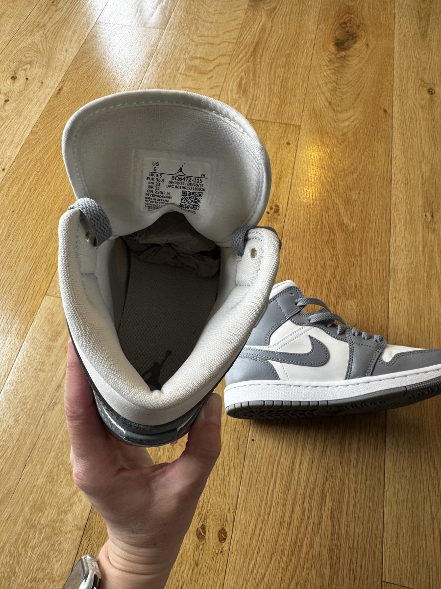 Illustration de Nike Air Jordan 1 Mid, pointure 36,5. 