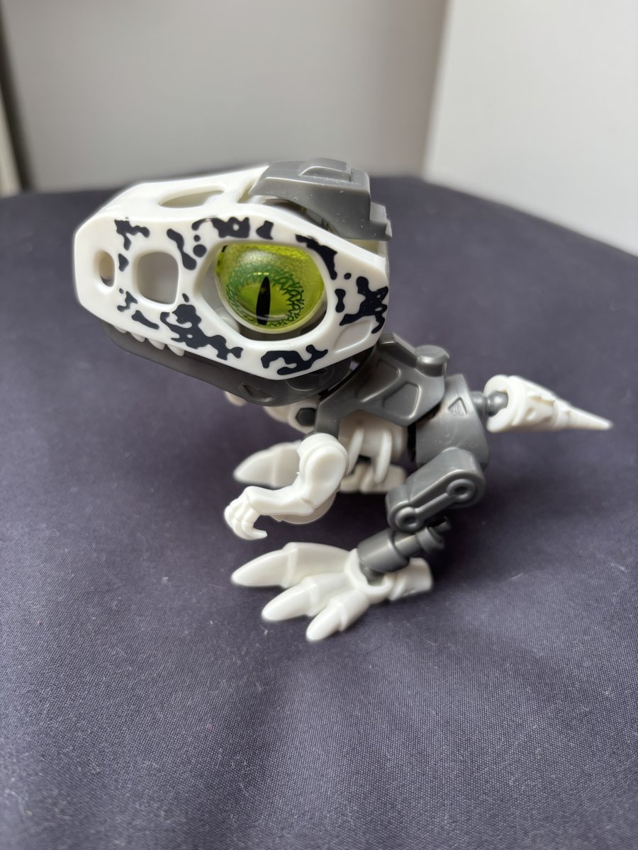 Illustration de Monstres figurines attention il y en a deux! 