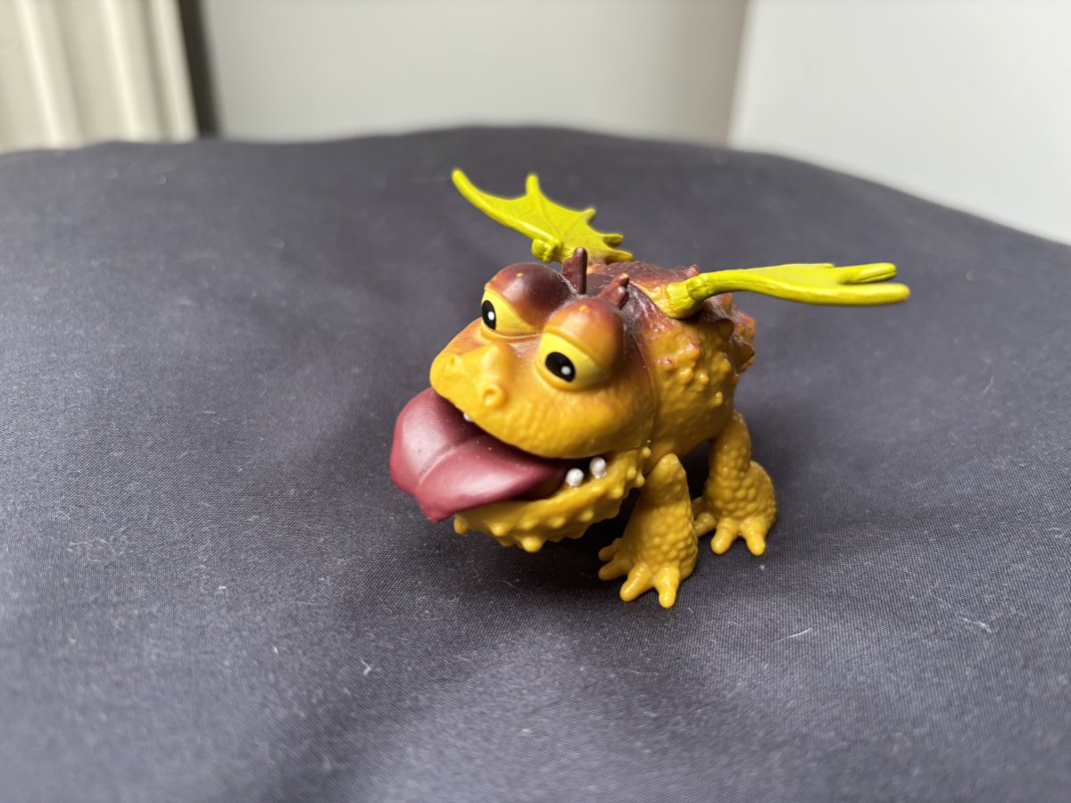 Illustration de Monstres figurines attention il y en a deux! 