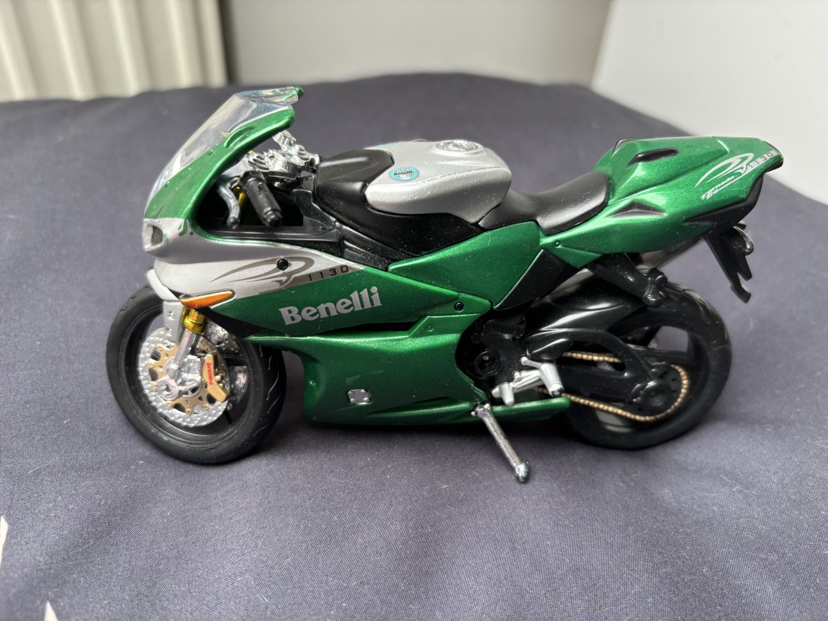 Illustration de Jouer moto 