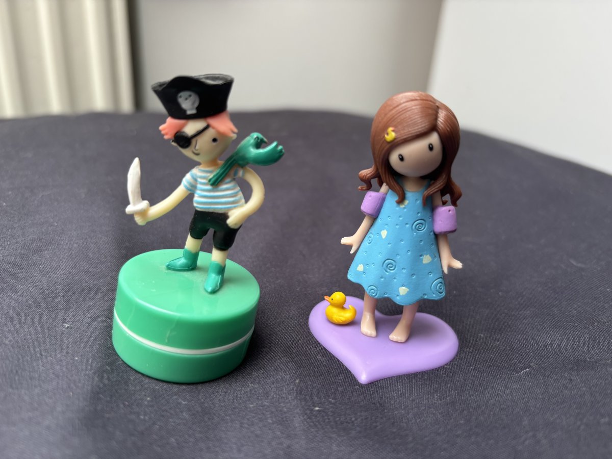 Illustration de Petites figurines ( le pirate est un tampon encreur) 
