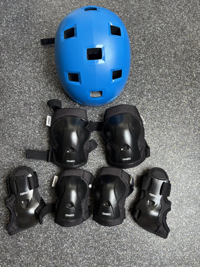Illustration de Kit protection genoux / coudes et casque vélo 8/9 ans 