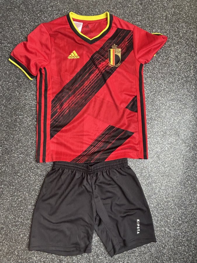 Illustration de Maillot et short foot 10 ans 