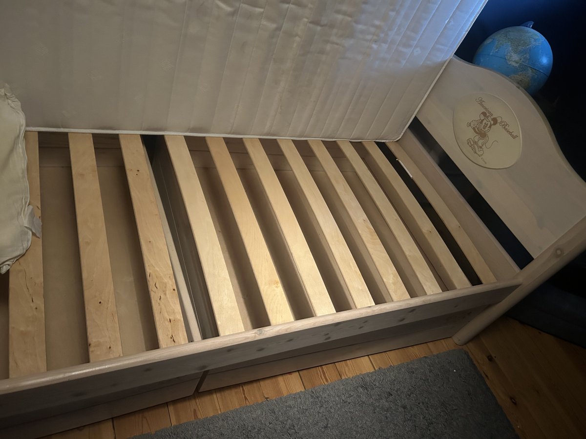 Illustration de Chambre en bois enfant 