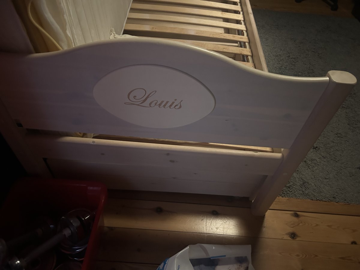 Illustration de Chambre en bois enfant 