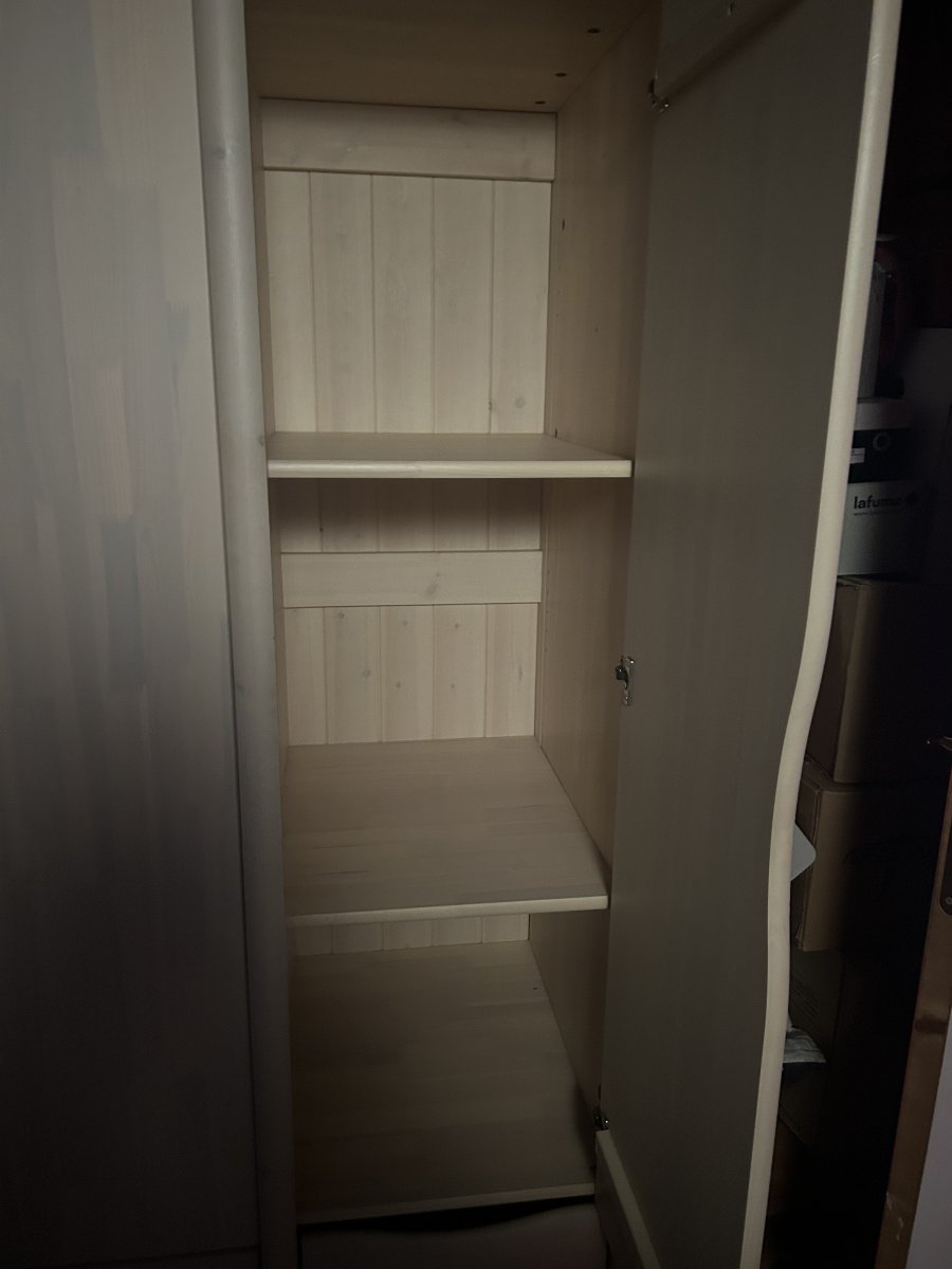 Illustration de Chambre en bois enfant 