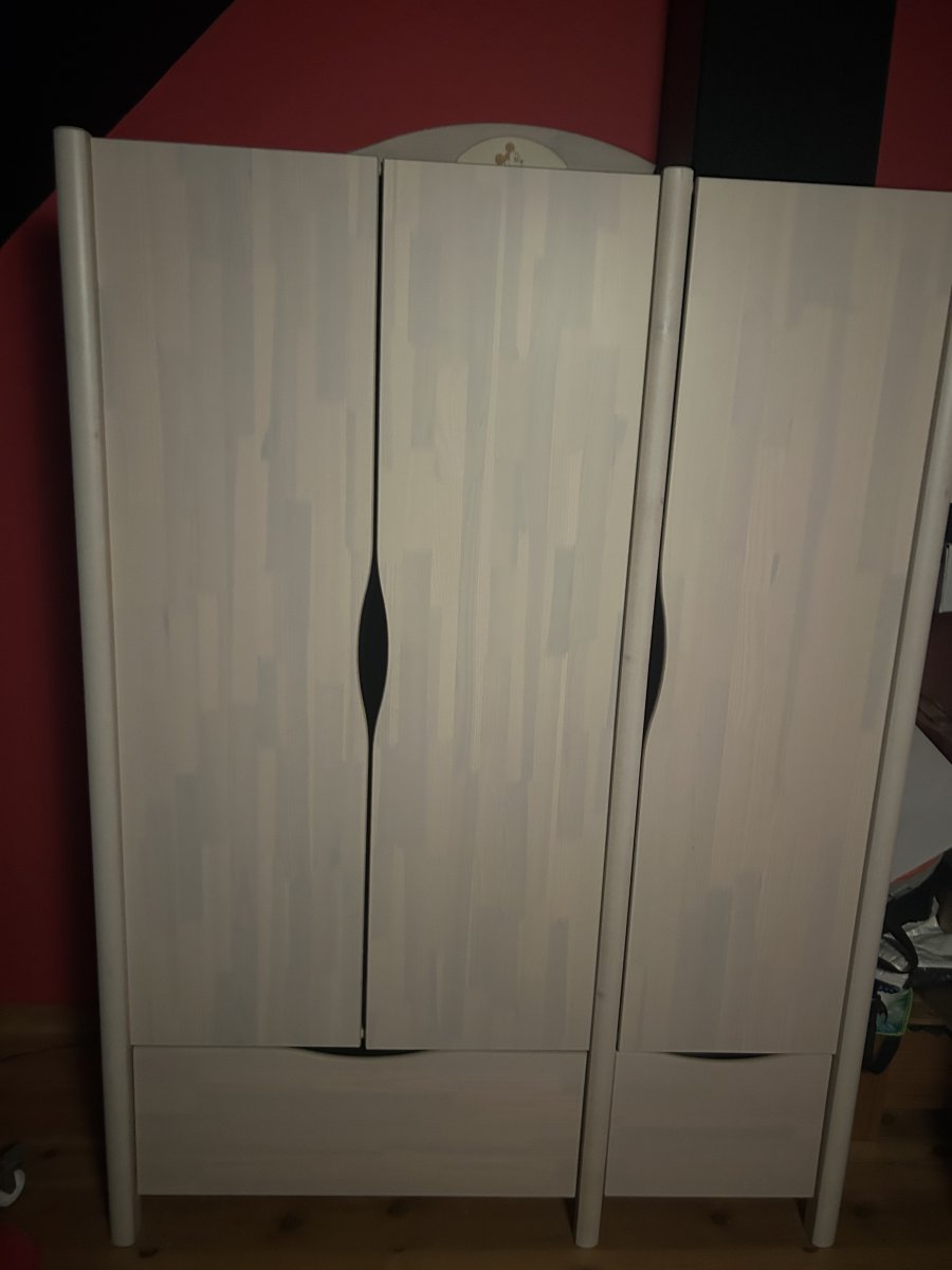 Illustration de Chambre en bois enfant 