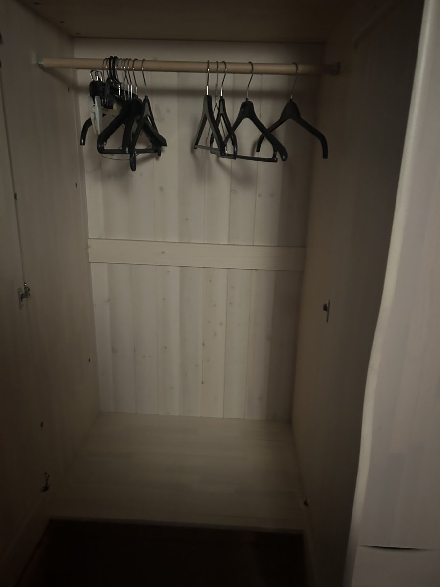 Illustration de Chambre en bois enfant 