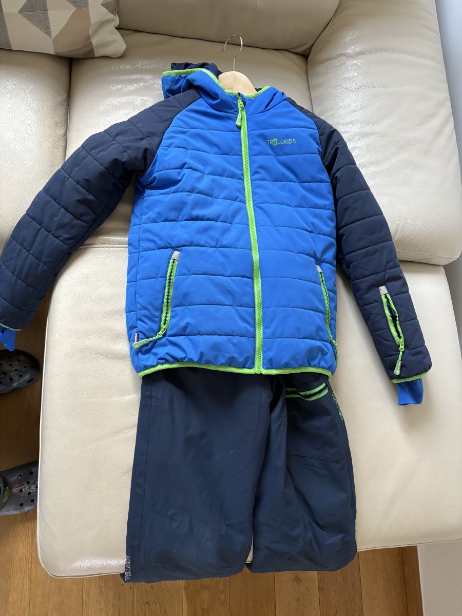Illustration de Tenue de ski garçon taille 152 Trollkids + casque et masque 