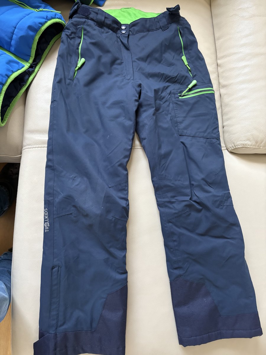 Illustration de Tenue de ski garçon taille 152 Trollkids + casque et masque 