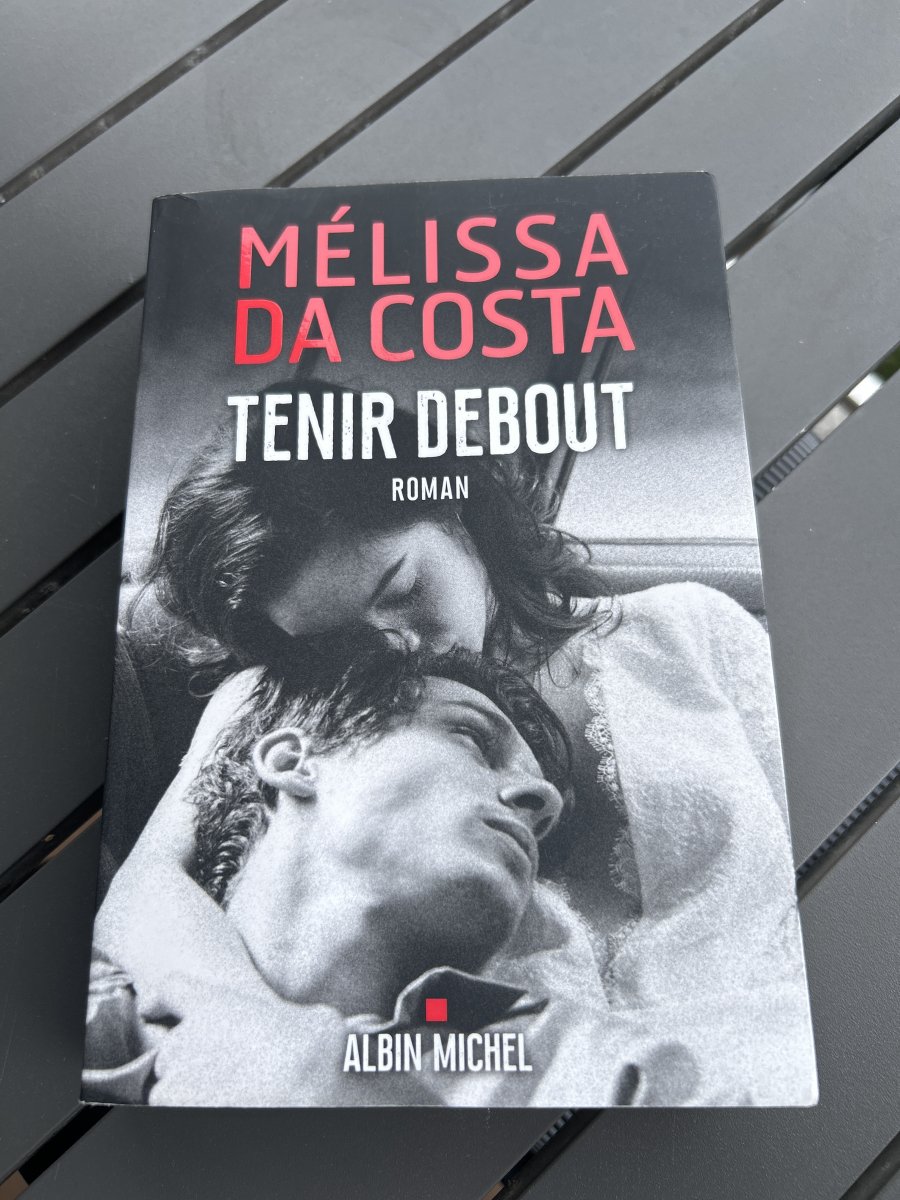 Illustration de Livre Tenir debout 