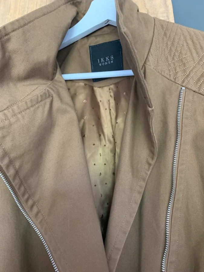 Illustration de Trench Ikks camel 