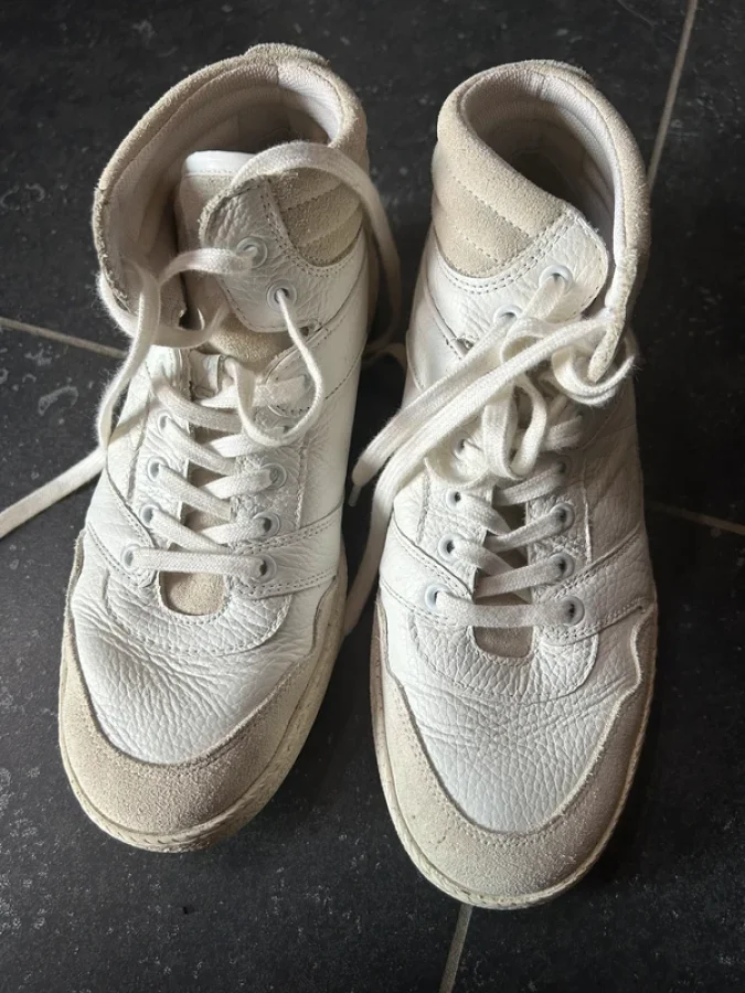 Illustration de Baskets blanches 