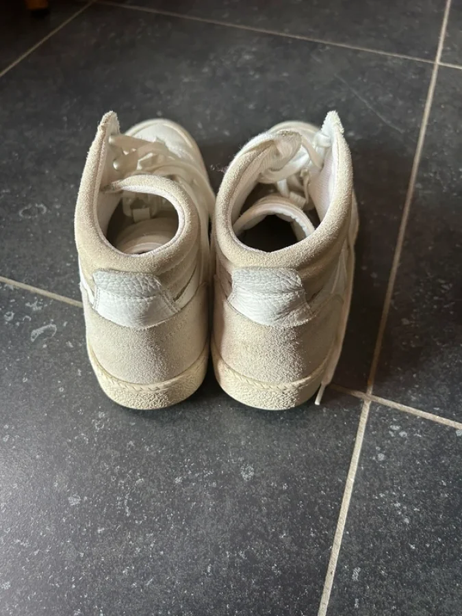 Illustration de Baskets blanches 