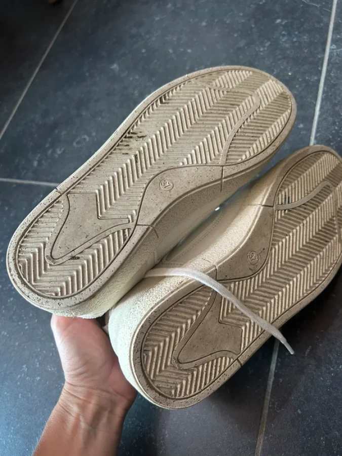 Illustration de Baskets blanches 