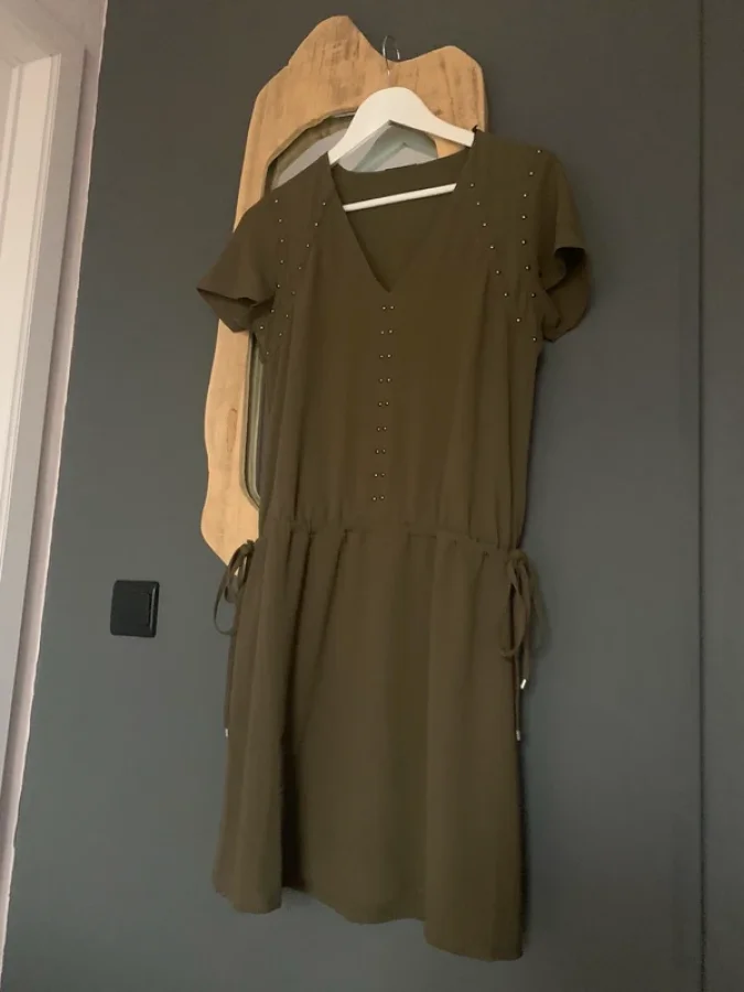 Illustration de Robe kaki Ikks 