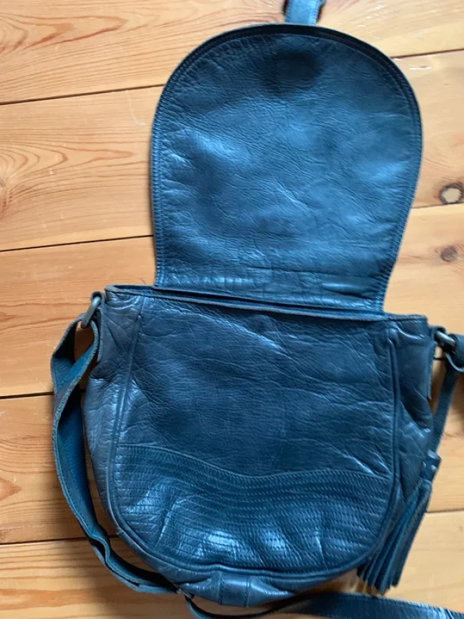 Illustration de Sac en cuir bleu Ikks 