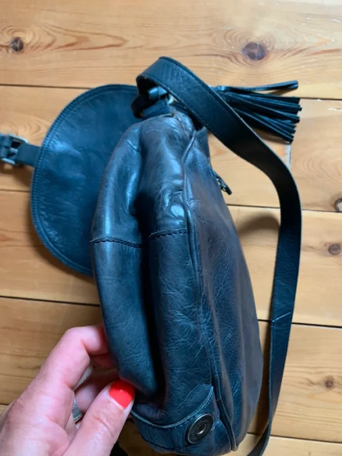 Illustration de Sac en cuir bleu Ikks 