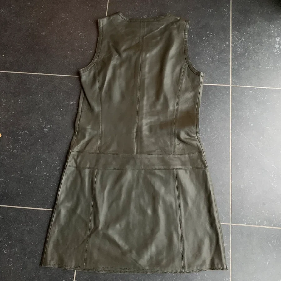 Illustration de Robe en cuir kaki 